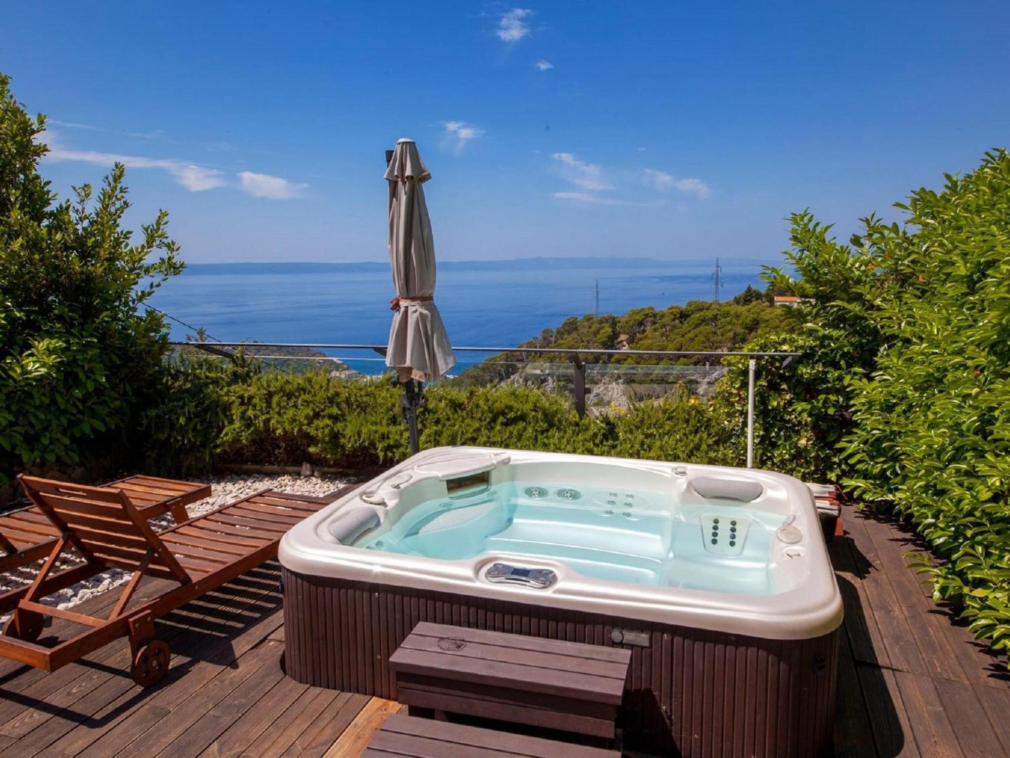 Luxurious Holiday Home In Makarska With Jacuzzi Exterior foto